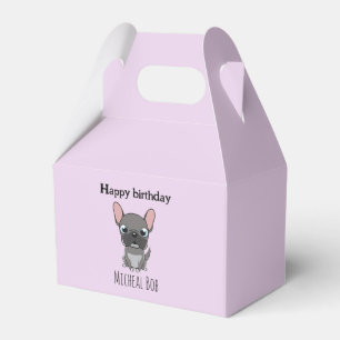 Süßer grauer Mops-Hund zum Geburtstag in lila Geschenkschachtel