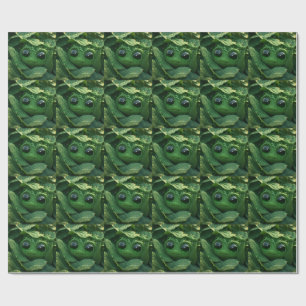 Süßer grüner Frosch versteckt in taufrischen Blätt Geschenkpapier