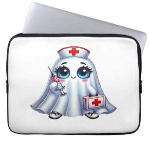 Süßer Halloween-Geist in der Uniform einer Kranken Laptopschutzhülle