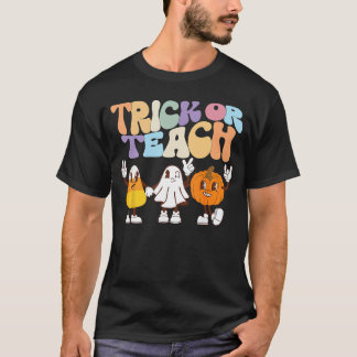 Süßer Halloween-Junge mit 'Trick or Treat' T-Shirt