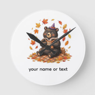 Süßer Halloween-Kürbis-Gewürz-Bär-Cozy-Herbst-T-Sh Runde Wanduhr