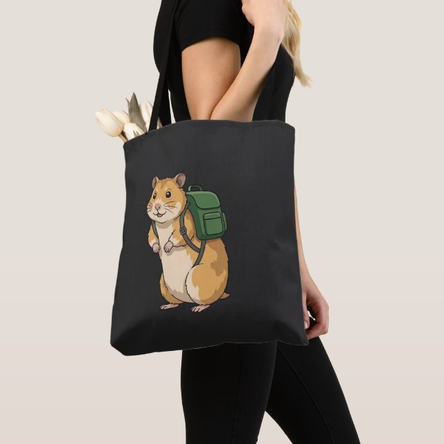 Süßer Hamster-Wanderer mit Rucksack (Von Nahem)