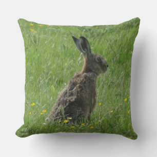 Süßer Hase im Gras Wurfkissen Kissen
