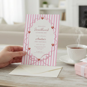 Süßer Herzchen-Pink-Streifen Erster Geburtstag QR- Einladung