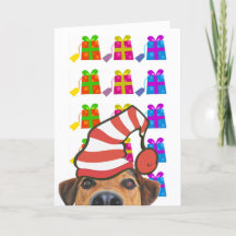 Süßer Hund mit Weihnachtsmannmütze und Geschenken