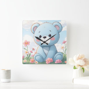 Süßer kleiner blauer Teddybär im Garten Quadratische Wanduhr