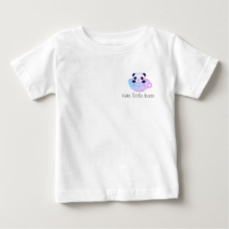 Süßer kleiner Boss – Kawaii Panda in einer Tasse A Baby T-shirt