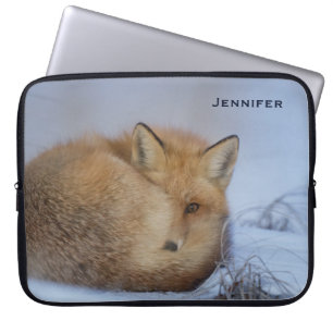Süßer kleiner Fuchs zusammengerollt Winter Foto Laptopschutzhülle