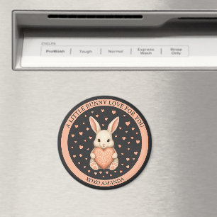Süßer kleiner Hase Liebe mit Herz auf dunklem Char Magnet