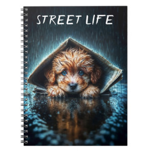 Süßer kleiner Hund an einem Regentag mit blauen Au Notizblock