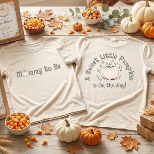 Süßer kleiner Kürbis ist auf dem Weg werdende Momm Tri-Blend Shirt