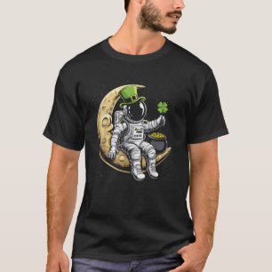 Süßer Kobold-Astronaut im Mondraum am St. Patrick' T-Shirt