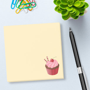 Süßer, köstlicher Cupcake auf Gelb Post-it Klebezettel