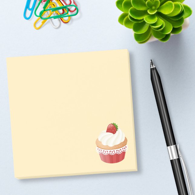 Süßer, köstlicher Erdbeeren Cupcake auf Gelb Post-it Klebezettel (Von Creator hochgeladen)