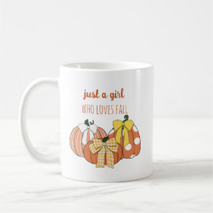 Süßer Kürbis und Schleifen - Ein Mädchen, das den  Kaffeetasse