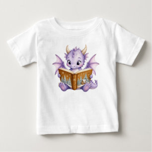 Süßer lila Baby-Drache liest Bilderbuch für Kinder Baby T-shirt
