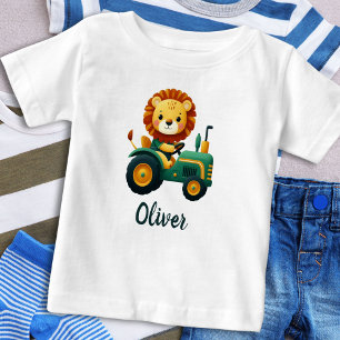 Süßer Löwenjunges auf charmantem grünem Traktor Baby T-shirt