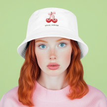 Süßer Mädchenhut mit roter und rosa Kirschen-Herz-