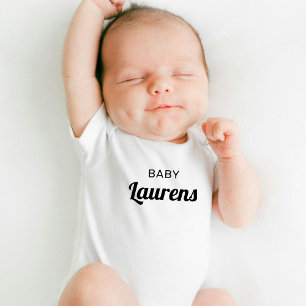 Süßer moderner stylish Schriftzug des Baby-Nachnam Baby Strampler