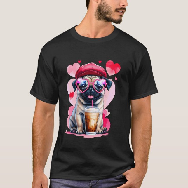 Süßer Mops mit Herzbrille und Eiskaffee T-Shirt (Vorderseite)