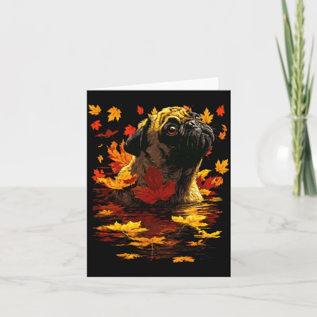 Süßer Mops mit Waldblättern Gemütlicher Herbst-Hun Karte (Vorderseite)
