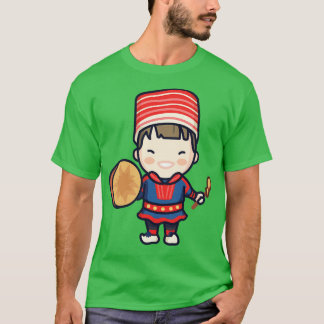 Süßer norwegischer Trommlerjunge in traditioneller T-Shirt