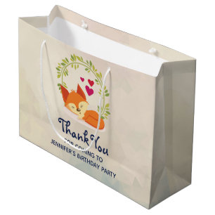 Süßer orangefarbener Fuchs, rote Herzen und ein gr Große Geschenktüte