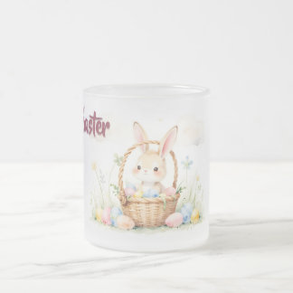 Süßer Osterhase im Korb mit farbenfrohen Eiern Mattglastasse