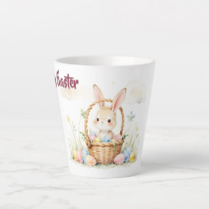 Süßer Osterhase im Korb mit farbenfrohen Eiern Milchtasse