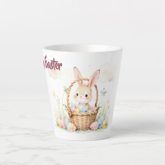 Süßer Osterhase im Korb mit farbenfrohen Eiern Milchtasse (Vorderseite)