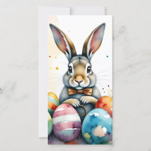 Süßer Osterhase mit farbenfrohen bemalten Eiern