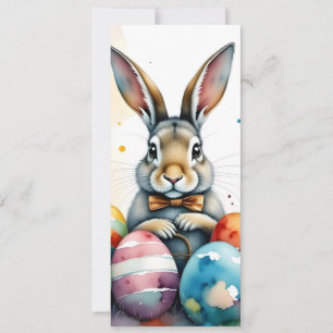 Süßer Osterhase mit farbenfrohen bemalten Eiern