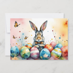 Süßer Osterhase mit farbenfrohen bemalten Eiern