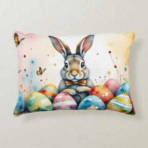 Süßer Osterhase mit farbenfrohen bemalten Eiern Dekokissen