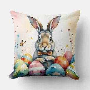 Süßer Osterhase mit farbenfrohen bemalten Eiern Kissen