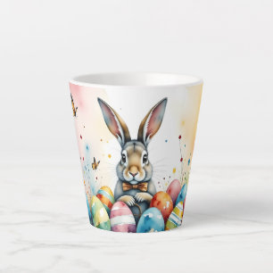 Süßer Osterhase mit farbenfrohen bemalten Eiern Milchtasse