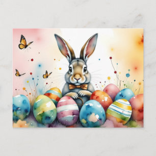 Süßer Osterhase mit farbenfrohen bemalten Eiern Postkarte