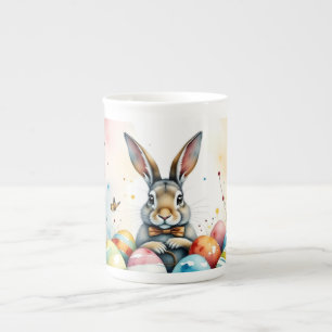 Süßer Osterhase mit farbenfrohen bemalten Eiern Prozellantasse