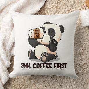 Süßer Panda genießt Kaffee Kissen