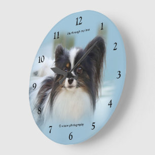 Süßer Papillon-Spielzeug-Spaniel-Hund am Dock Große Wanduhr