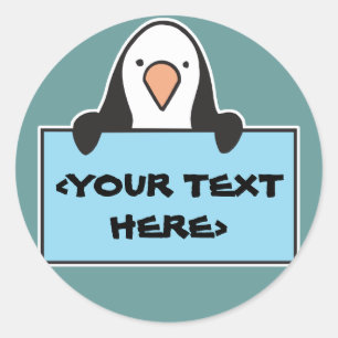 SÜßER PENGUIN MIT INDIVIDUELLEM SCHILD, <YOUR TEXT RUNDER AUFKLEBER