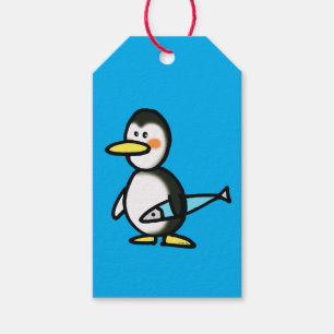 Süßer Pinguin hält einen blauen Fisch Geschenkanhänger