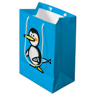 Süßer Pinguin hält einen blauen Fisch Mittlere Geschenktüte