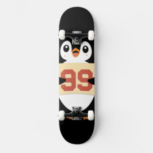 Süßer Pinguin mit einem Schild Skateboard