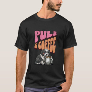 Süßer Puli-Schäferhund-Welpe und eine Tasse Kaffee T-Shirt