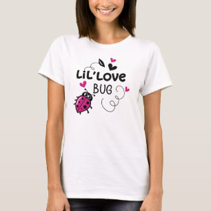 Süßer rosa Marienkäfer mit Herzen auf weißem Hinte T-Shirt