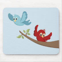 Süßer roter und blauer Cartoon-Vogel auf einem Bau