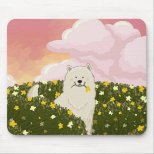 Süßer Samojede Hund auf einem Feld gelber Blumen ( Mousepad