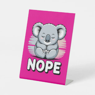 Süßer schlafender Koala “Nö” Lustiger Cartoon Sockelschild