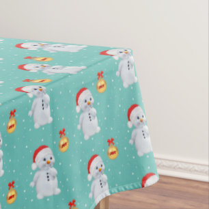 Süßer Schneemann und goldener Ball auf hellblauem Tischdecke
